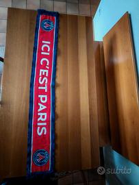 Sciarpa ufficiale del Paris Saint Germain. 