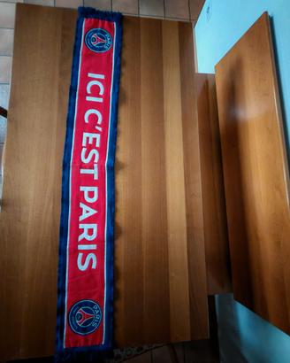 Sciarpa ufficiale del Paris Saint Germain. 