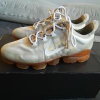 scarpe Nike modello vapormax.