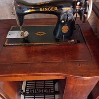 macchina da cucire Singer con mobile noce