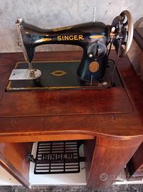 macchina da cucire Singer con mobile noce