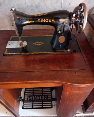 macchina da cucire Singer con mobile noce