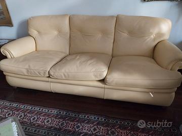 1 divano 2 poltrone e 1 puff