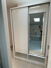 Armadio con specchio ad ante scorrevoli