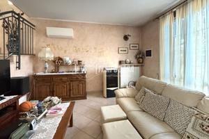Villetta a schiera con box e giardino in Gropello
