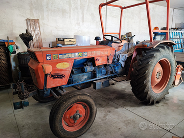 Trattore agricolo con attrezzatura