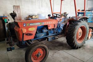 Trattore agricolo con attrezzatura