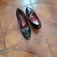 Scarpe eleganti con tacco di marca