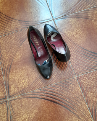 Scarpe eleganti con tacco di marca