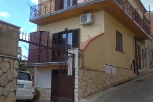 Villetta nelle alture di Agira ristrutturata