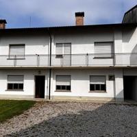 CASA INDIPENDENTE ACCOSTATA DA UN LATO CON AMPI...