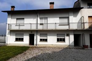 CASA INDIPENDENTE ACCOSTATA DA UN LATO CON AMPI...