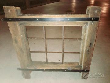 vecchio telaio con inferriata