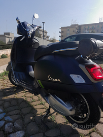 Vespa 300 super tech anno 2023 blu energico unipr