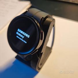 Samsung Watch Pro 5 con supporto di ricarica in 3D