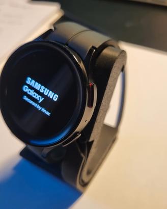 Samsung Watch Pro 5 con supporto di ricarica in 3D