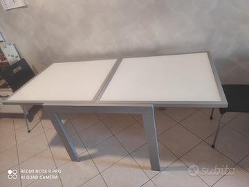 Tavolo in vetro e alluminio