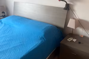 Stanza singola arredata