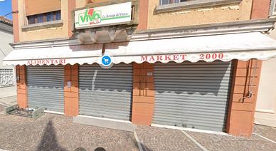 Negozio alimentari in centro paese