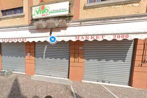 Negozio alimentari in centro paese