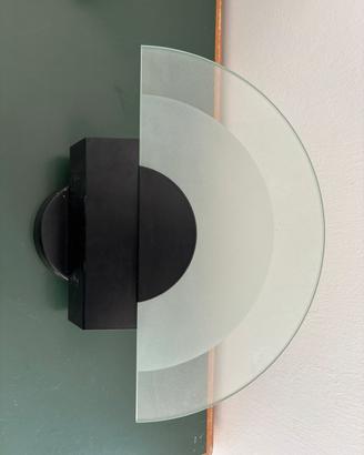 una lampada applique in vetro di murano