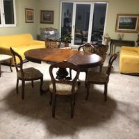 Tavolo di antiquariato in legno scuro