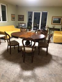 Tavolo di antiquariato in legno scuro