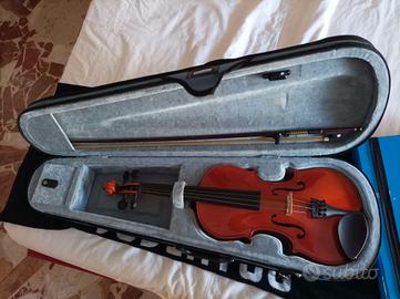 Violino con i rispettivi libri 