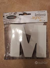 Lettera decorazione M in legno