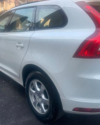 Volvo XC 60  04/2017  CV 150 kW 110