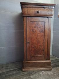 Comodino antico in legno con cassetto e sportello