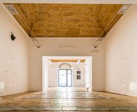 Negozio 80 mq con terrazzo 20 mq