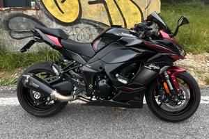 Kawasaki Ninja 1000 SX con valige no scarico