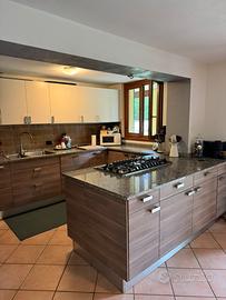 Cucina moderna con penisola