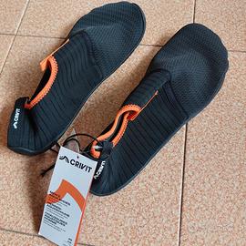 Scarpe da scogli spiaggia mare