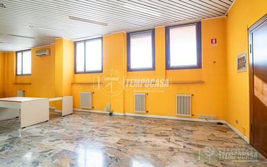 LUMINOSO UFFICIO IN TRIANTE