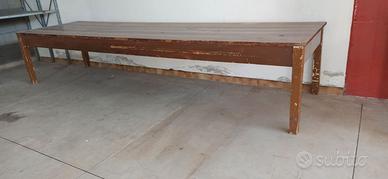 Tavolata in legno lungo