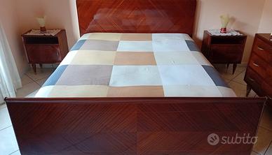 letto con materasso e comodini