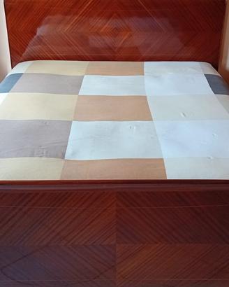 letto con materasso e comodini