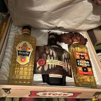 Stock cassetta liquori bottiglie curacao prunella