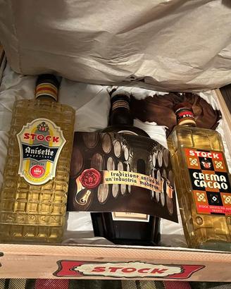 Stock cassetta liquori bottiglie curacao prunella