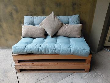 divano con pancali e cuscinoni