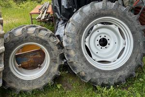 Cerchi e Gomme al 90% New Holland T4.75 Powerstar