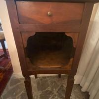 Comodino di antiquariato