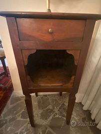 Comodino di antiquariato
