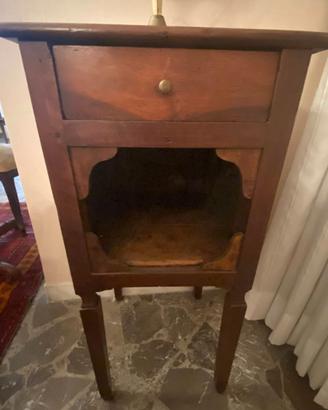 Comodino di antiquariato