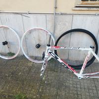 telaio e ruote bici da corsa 