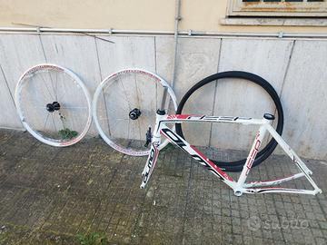 telaio e ruote bici da corsa 