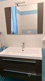 2 mobili bagno con lavabo e rubinetteria