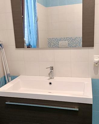 2 mobili bagno con lavabo e rubinetteria
